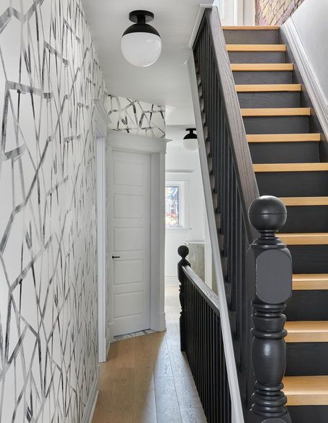 Ce papier peint monochrome graphique injecte une touche de gaîté dans cet étroit couloir du deuxième étage. | Photographe: Stephani Buchman | Designer: Emily Cade Hallway Wallpaper, Sculptural Furniture, Furniture Contemporary, Hallway Design, Home Gallery, Narrow Hallway, Graphic Wallpaper, Exterior Brick, Eclectic Home