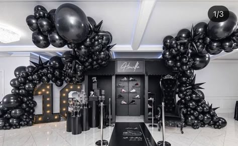 Black Back Drop Ideas, All Black Party Decorations Events, All Black Backdrop, All Black Balloon Decor, Monochrome Balloon Garland, Black Backdrop With Balloons, All Black Event Decor, Opening Party Ideas Business, Black Balloon Backdrop