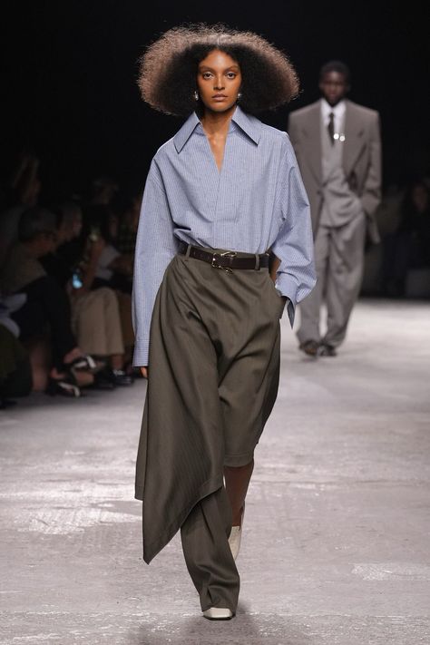 Bottega Veneta Spring 2025 Ready-to-Wear
https://www.vogue.com/fashion-shows/spring-2025-ready-to-wear/bottega-veneta/slideshow/collection#4 Milano Fashion Week, Leather Denim, Fashion Week Runway, Harper's Bazaar, Fashion Seasons, Seville, Womens Fashion Trends, Milan Fashion Week, Kendall Jenner