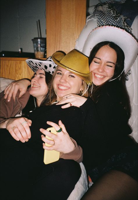 Three girls in cowboy hats hug on the floor in a disposable film camera picture Sorority Girl Aesthetic, Hug Friends, Art Hug, Aesthetic College, College Freshman, Spring Semester, Film Pictures, Freshman College, Romanticizing Life