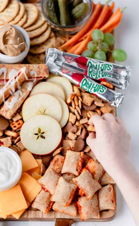 90s Themed Charcuterie Board, Early 2000s Snacks, Snacks From The 90s, 90s Snack Board, 2000s Party Food Ideas, 90s Charcuterie Board, Y2k Snacks, 90s Dinner Party, 90s Snacks Party