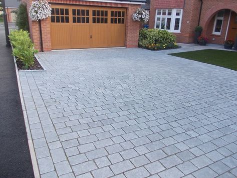 Block Paving Patio, Driveway Paving Stones, Front Driveway Ideas, Landscaping Entrance, Front Garden Ideas Driveway, Paving Driveway, Tarmac Driveways, Grass Landscaping, Block Paving Driveway