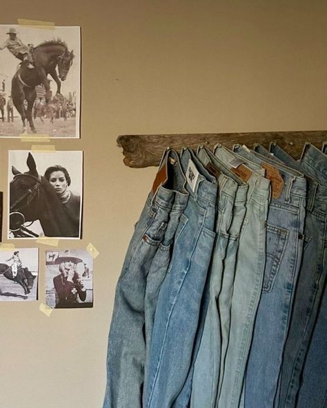 Vintage Cowgirl Aesthetic Bedroom, Jean Hanging Ideas, Modern Western Aesthetic, Country Aesthetic Room, Jean Wall, Denim Wall, Western Room, Western Rooms, Western Bedroom