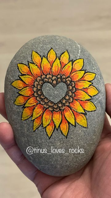 Painted Rocks Sunflower, Thanksgiving Rocks Painted Ideas, Thanksgiving Rock Painting Ideas, Easy Rock Painting Ideas For Beginners, Sunflower Rock Painting, Spring Rock Painting Ideas, Easy Rock Art, Rock Painting Ideas Flowers, Thanksgiving Painted Rocks