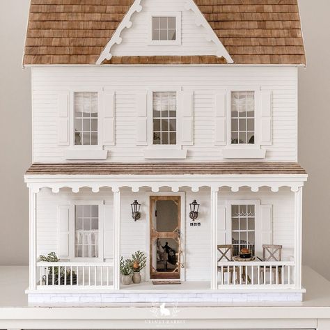 https://www.instagram.com/p/CMAdvNjjvev/?igshid=1hqcdvfxlh3g2 Diy Dollhouse Shutters, Farmhouse Dollhouse Exterior, Vermont Dollhouse, Aesthetic Dollhouse, Dollhouse Exterior Ideas, Miniatures House, Dollhouse Remodel, Farmhouse Dollhouse, Dollhouse Makeover