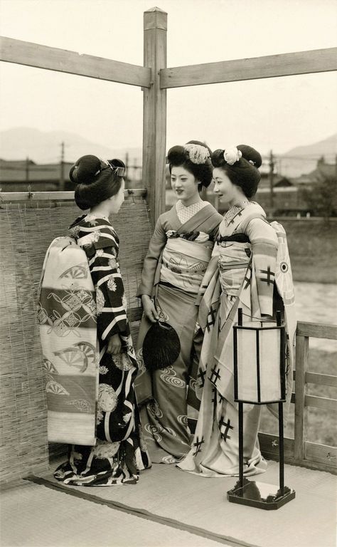 Summer Balcony, The Last Samurai, Japanese Umbrella, Japanese Photography, Japanese History, Japanese Geisha, Art Japonais, Japan Photo, Vintage Japan