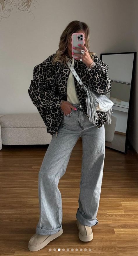 Creative Fall Outfits, Ugg Style Outfit, Fashion Outfits 2024 Trends Fall, Leopard Print Jeans Outfit, Leopard Jacket Outfit, Outfit Animal Print, Outfit Ugg, Trend Aesthetic, Mode Zara