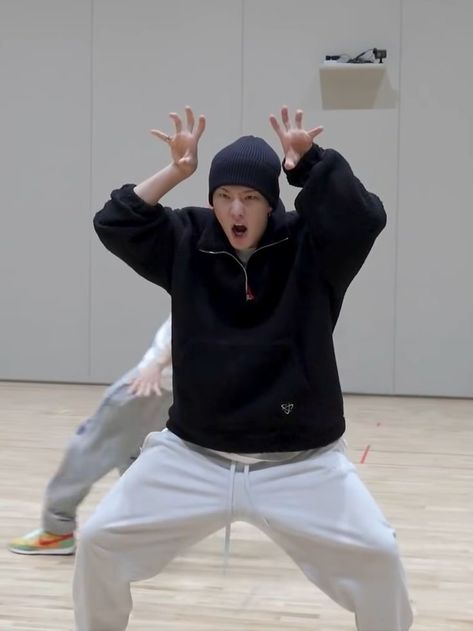 Hoshi Seventeen Dance, Seventeen Dance Practice Outfits, Hoshi Dance Practice, Seventeen Dance Practice, Hoshi Dance, Kpop Dance Practice Outfits, I Like Him So Much, Kpop Dance Practice, Seventeen Concert