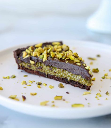 In this recipe, I’m taking the trending Dubai chocolate bar and turning it into something even better: a decadent Dubai Chocolate Tart filled with pistachio and kataifi. Trending Desserts, Chocolate Bar Cakes, The Cooking Foodie, Chocolate Tart Recipe, Dubai Chocolate, Chocolate Tarts Recipe, Chocolate Bar Recipe, Chocolate Deserts, Banana Bread Cookies