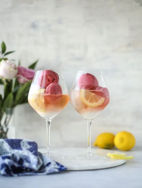 Lemon Raspberry Sorbet Prosecco Float Cocktail Prosecco, Prosecco Cocktail Recipes, Send Noods, Prosecco Cocktails, Spring Cocktails, Raspberry Sorbet, Pretty Drinks, Lemon Raspberry, Think Food