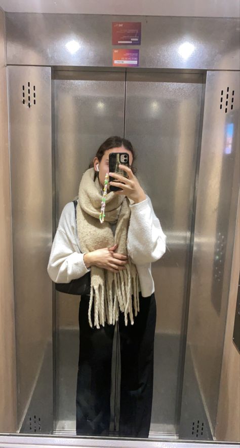 Layered Scarf Outfit, Cardigan Scarf Outfit, Beige Scarf Outfit Winter, Aesthetic Study Outfit, Scarf Outfits Aesthetic, Tan Scarf Outfit, Grey Scarf Outfit Winter, Hoodie And Scarf Outfit, Bufandas Aesthetic