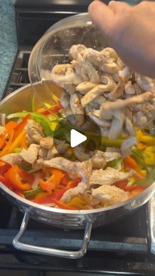 Lupita Gonzalez-Perez on Instagram: "Fajitas de pollo

Ingredientes

1 Lb Carne de pechuga de pollo
1 Pimiento morron rojo
1 Pimiento morron verde
1/2 Cebolla
2 Dientes de ajo
1 Cucharada pimienta molida
Aceite
Sal al gusto

#recetas #fajitas #comidahechaencasa #homemadefood #mexicanfood #comidamexicana #elmenudelupita #fyp #instareels #instalike" Fajitas, Good Food, Chicken, On Instagram, Instagram