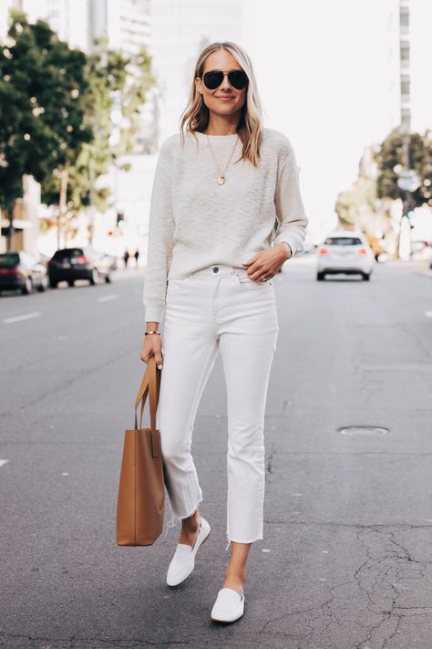 Weekend Fits, Minimalist Moda, Wardrobe Architect, White Mules, White Loafers, Trendy Office, Look Jean, White Jeans Outfit, Skandinavian Fashion