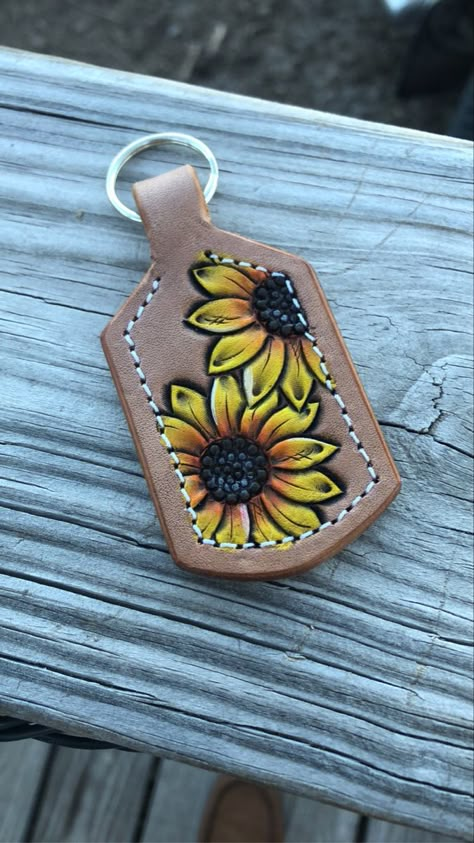 Diy Leather Ornaments, Tooled Leather Keychain, Tooled Sunflower, Leather Sunflower, Diy Leather Working, Sunflower Keychain, Handmade Leather Work, Leather Front Pocket Wallet, Leather Working Projects