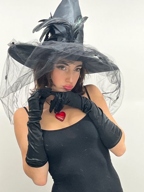 Kendall Jenner Witch, Kendall Jenner Halloween, Nyc Model, Halloween Inspo, Halloween Spooky, Model Fashion, Witch Hat, Bella Hadid, Kendall Jenner