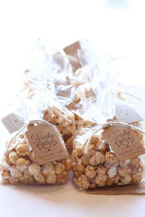 Popcorn Baby Shower Favors, Pop It When She Pops, Edible Party Favors, Hello Party, Baby Shower Favours For Guests, Baby Shower Sweets, Baby Shower Souvenirs, Baby Shower Treats, Baby Shower Theme Decorations