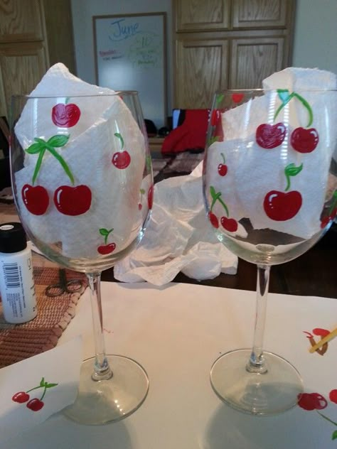 Wine Glasses Painting Canvas, Wine Glasses Art, Strawberry Painted Wine Glasses, Paint Wine Glasses Easy, Glass Plate Painting Ideas, Cherry Glass Painting, Easy Painted Wine Glasses Ideas, Cherry Wine Glass Painting, Painted Wine Glasses Fruit