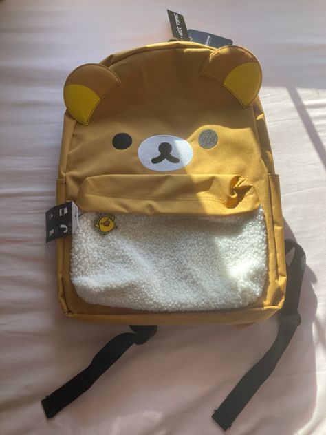 Decorated Backpack Ideas, Ideas Para Decorar Tu Mochila, Rilakkuma Merch, Rilakkuma Backpack, Backpacks Aesthetic, Stationary Bag, Purse Covers, Silly Clothes, Kawaii Backpack