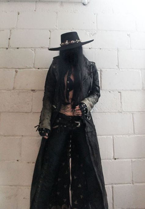 Cowboy Skeleton Costume, Emo Vaquera, Alternative Western Aesthetic, Goth Cowboy Outfit, Goth Cowgirl Outfit, Vampire Cowgirl, Dark Cowgirl, Alternative Western, Country Goth