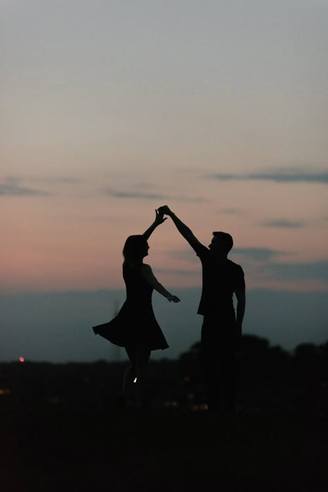 Romantic date night under the stars. Spontaneous couples pictures in a black dress #couples #outdoorpics | Violet Short Photography, Indianapolis, IN Night Photography Portrait, Stars Making, Outdoor Pics, Image Couple, Fotografi Vintage, Pose Fotografi, Relationship Goals Pictures, Trik Fotografi, Photo Couple