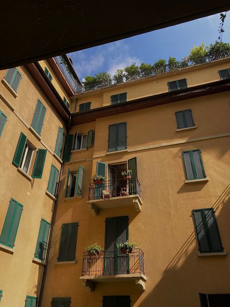 A photo of an aesthetic balcony view in Italy Milan Balcony, Italy Balcony, Milan Italy Aesthetic, Architecture Balcony, Aesthetic Balcony, Italy Apartment, Milan Apartment, Aesthetic Italy, Balcony View