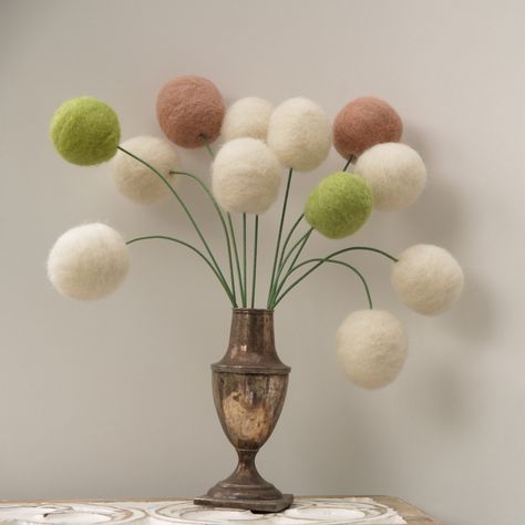 Wedding Bride Bouquet, White Centerpieces, Wool Flowers, Centerpieces Floral, Flowers Felt, Pom Pom Flowers, Billy Buttons, Diy Xmas Gifts, Pom Pom Crafts