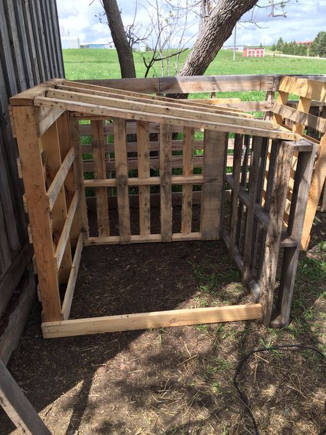 Pallet Structures, Pallet Shelter, Goat Projects, Pig Shelter, Goat Playground, Goat Shed, Livestock Shelter, Goat Shelter, Goat Pen