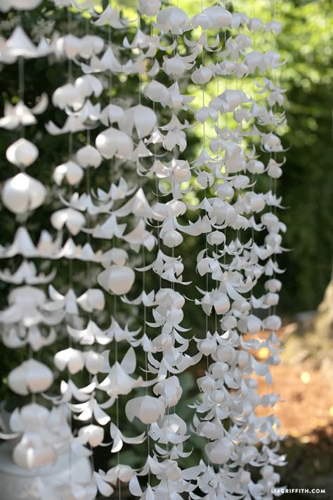 Ceremony Backdrop Tree, Diy Flower Garland, Diy Wedding Garland, Flower Garland Diy, Paper Flower Backdrop Wedding, White Paper Flowers, Paper Flower Garlands, Flower Backdrop Wedding, Flower Garland Wedding