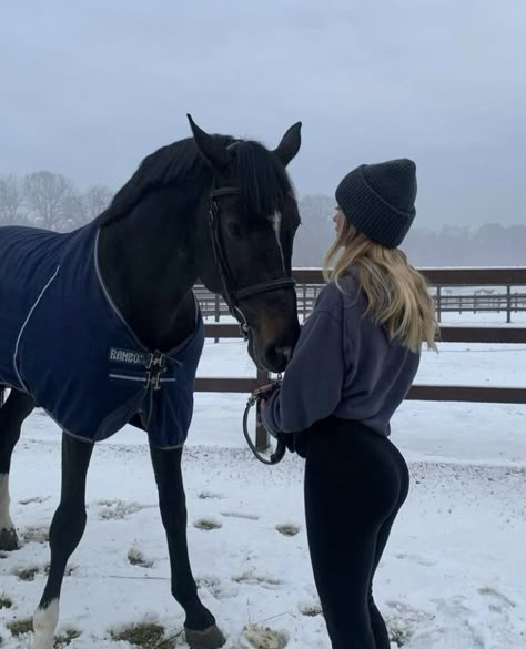 Horseback Riding Outfit Winter, Horseback Riding Outfit Casual, Winter Horse Riding Outfit, Horse Riding Outfit Winter, Winter Riding Outfits, Horse Riding Outfit Casual, Equestrian Outfits Casual, Horse Girl Outfits, Equestrian Photoshoot