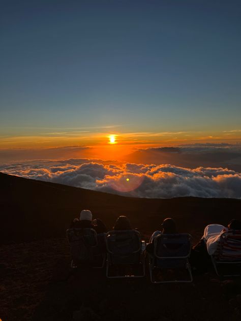 hawaii | sunset | golden hour aesthetic | clouds | mountain | beautiful | art inspo | drawing inspiration | nature Hawaii Above The Clouds, Mountain Above Clouds, Golden Hour Mountains, Art Inspo Drawing, Hawaii Mountains, Inspo Drawing, Above Clouds, Golden Hour Aesthetic, Hour Aesthetic