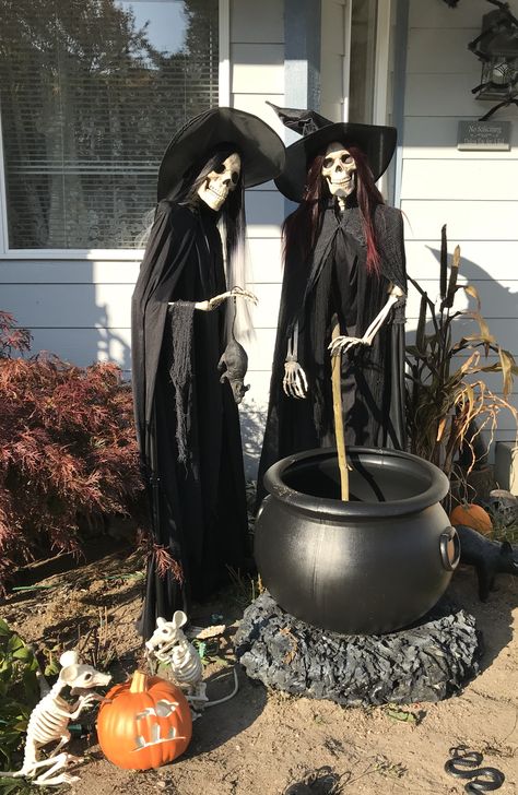 Dressed up the skeletons! Outdoor Skeleton, Halloween Garden Decorations, Scary Halloween Decorations Outdoor, Halloween Diy Outdoor, Halloween Decor Diy, Halloween Outside, Scary Witch, Casa Halloween, Halloween Witch Decorations