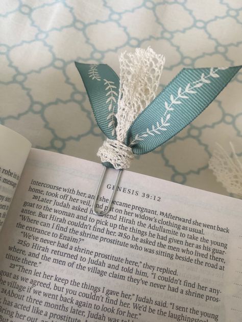 Bookmarks Diy Bible, Bow Bookmark Diy, Bible Bookmarks Diy Ribbons, Diy Paper Clip Bookmarks, Bible Tassel Ideas, Paper Clip Bookmarks Diy, Paperclip Bookmarks Diy, Bible Crafts For Adults, Bible Diy Ideas