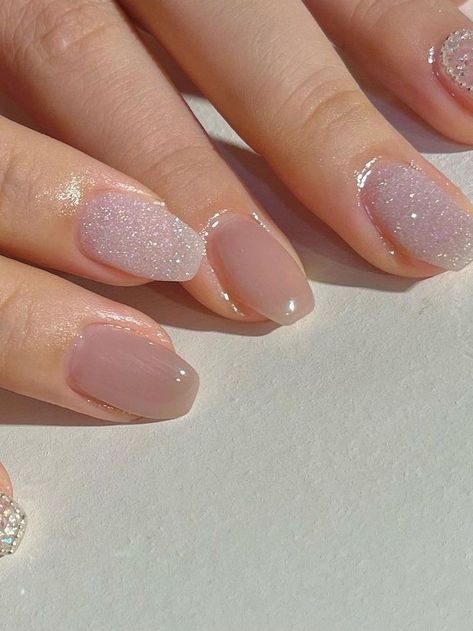 Bridal Nails Wedding Elegant White Pink, Bridesmaid Nails Acrylic, Nude Sparkly Nails, Champagne Nails, Elegant Touch Nails, Bridesmaids Nails, Unghie Sfumate, Milky Nails, Nude Nail