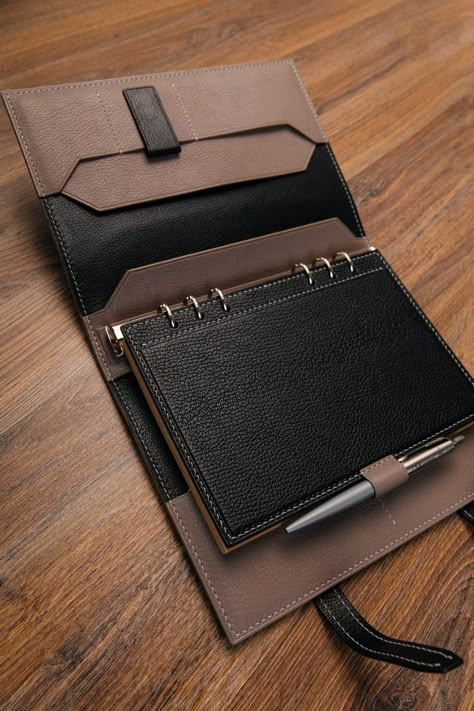 Corporate Branded Gifts, Leather Padfolio, Diy Leather Projects, Leather Folder, Leather Planner, Cool School Supplies, Pen Storage, Bags Tutorial, Fashion Design Sketches