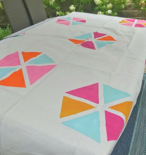 19 Ways To Use Drop Cloth In Your Home Decor - Give drop cloth a chance in your home with these fabulous inspirations. #diy #dropcloth #versatilediy #diydecor #homedecor Drop Cloth Tablecloth, Lattice Ideas, Diy Lattice, Coffee Table Upcycle, Diy Tablecloth, Art Deco Dresser, Upcycle Plastic, Stencils Tutorials, Shiplap Wall Diy