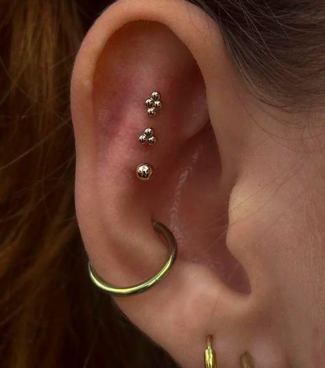 Creative inspo for your new piercing! Unique Helix Piercing, Triple Helix Piercing, Triple Helix, Helix Piercing, Helix, Tattoos And Piercings, Piercings, Tattoos, Beauty