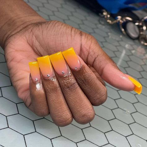 Yellow Ombre Nails Short, Ombre Bails, Short Yellow Nails, Yellow Ombre Nails, Short Ombre, Yellow Ombre, Ombre Nail Designs, Colored Acrylic Nails, Yellow Nails