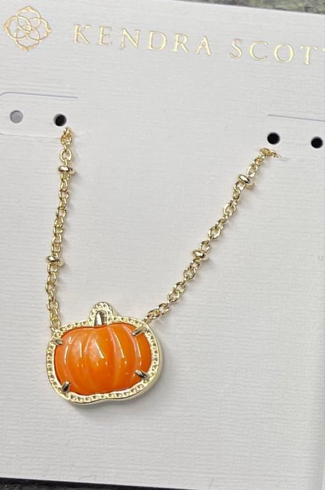 Cute Preppy Necklaces, Preppy Necklaces Kendra Scott, Aesthetic Kendra Scott Necklace, Kendra Scott Necklace Outfit, Kendra Scott Christmas Necklace, Pumpkin Kendra Scott, Kendra Scott Halloween, Kendra Scott Pumpkin Necklace, Preppy Halloween