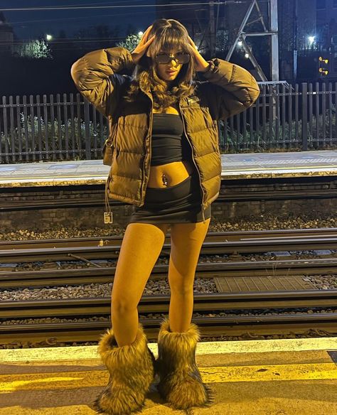 Brown Fur Boots Outfit Y2k, Brown Fluffy Boots Outfit, Outfits With Fluffy Boots, Fluffy Boots Y2k, Brown Fur Boots Outfit, Fluffy Boots Outfits, Fuzzy Boots Outfit, Fur Boots Outfit Y2k, Fur Boots Outfit