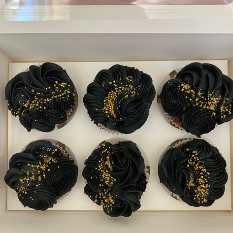 Black and gold cupcakes 🖤✨ #cupcakes Black And Gold Cupcakes, Eid Cupcakes, 40th Birthday Themes, Black Cupcakes, Backyard Birthday Parties, Gold Cupcakes, 10 Birthday, Backyard Birthday, Gold Money