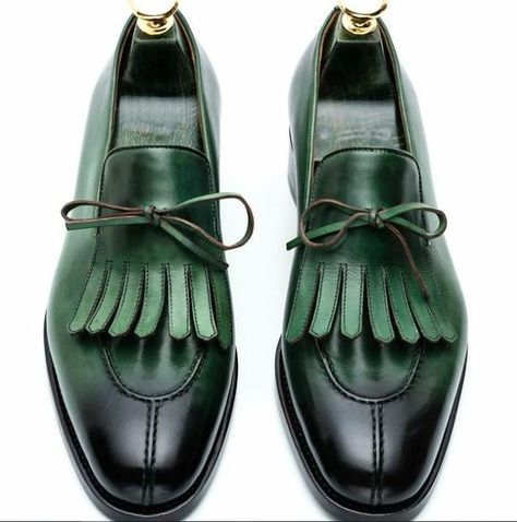 VUE D'EN HAUT Green Dress Shoes, Pakistan Shoes, 2000 Shoes, Fringe Shoes, Formal Dress Shoes, Custom Design Shoes, Gentleman Shoes, Men's Dress Shoes, Vintage Trends