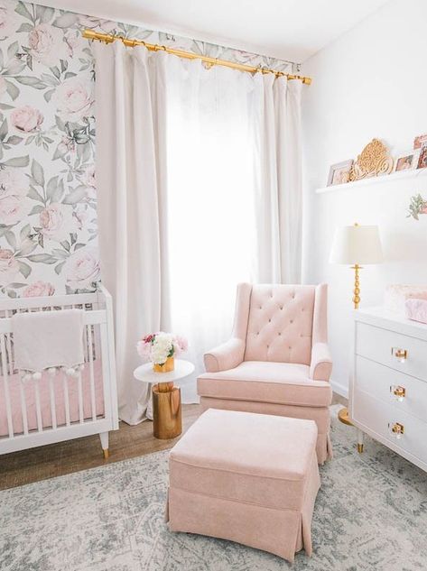 Blush Floral Nursery, Amazing Nursery, Ideas Habitaciones, White Crib, Kids Interior Design, Fun Nursery, Girl Nursery Room, Nursery Baby Room, Floral Nursery