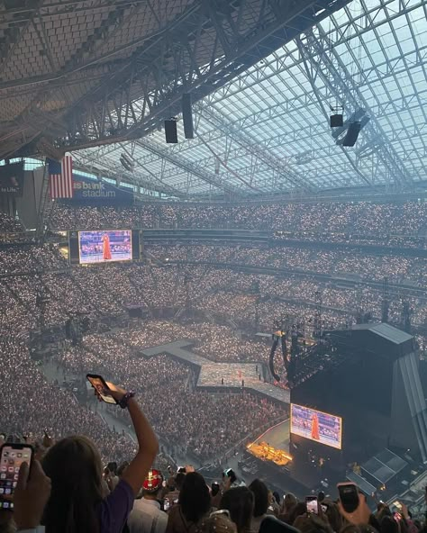 Eras Tour From Nosebleeds, Taylor Swift Shrine, Stadium Concert Pictures, Eras Tour Sofi Stadium, Taylor Swift Metlife Stadium, Stadium Concert, Taylor Swift Rep Stadium Tour, Full Stadium Concert Aesthetic, Us Bank Stadium