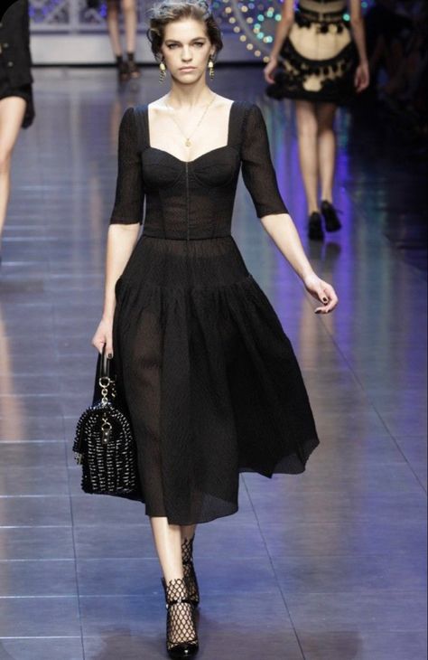 Gabbana Dress, Lace Socks, Elegante Casual, Vestidos Vintage, Long Black Dress, Mode Vintage, Audrey Hepburn, Dolce & Gabbana, Dream Dress