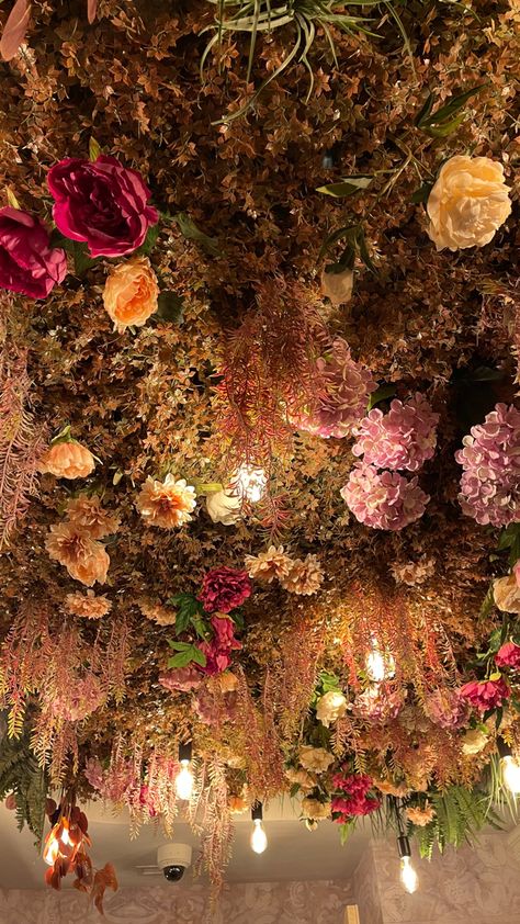 Flower Wallpaper Ceiling, Flowers On Roof Bedroom, Artificial Flower Ceiling, Flower Ceiling Bedroom, Flowers From The Ceiling, Hanging Flowers From Ceiling, Ceiling Floral Installation, Moss Ceiling, Floral Ceiling Installation