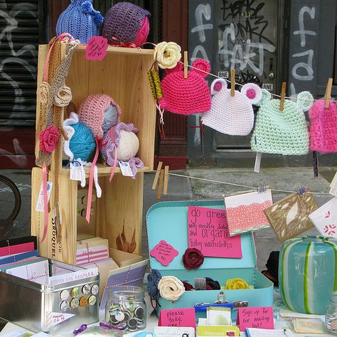 hang her hats & beanies on a clothes line, with coloured pegs. baby hats can go on balls of wool...cute Craft Stall Display, Market Stall Display, Crochet Craft Fair, Craft Fair Booth Display, Stall Display, Craft Show Booths, Craft Show Booth, Craft Booth Display, Vendor Displays