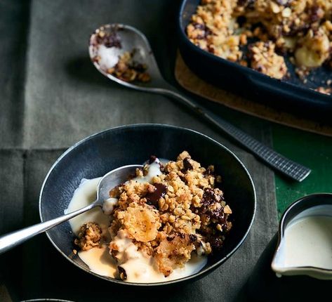 Banana Crumble, Vegan Crumble, Custard Ice Cream, Winter Dessert, Vegetarian Nutrition, Crumble Recipe, Make Banana Bread, Winter Desserts, Crisp Recipe