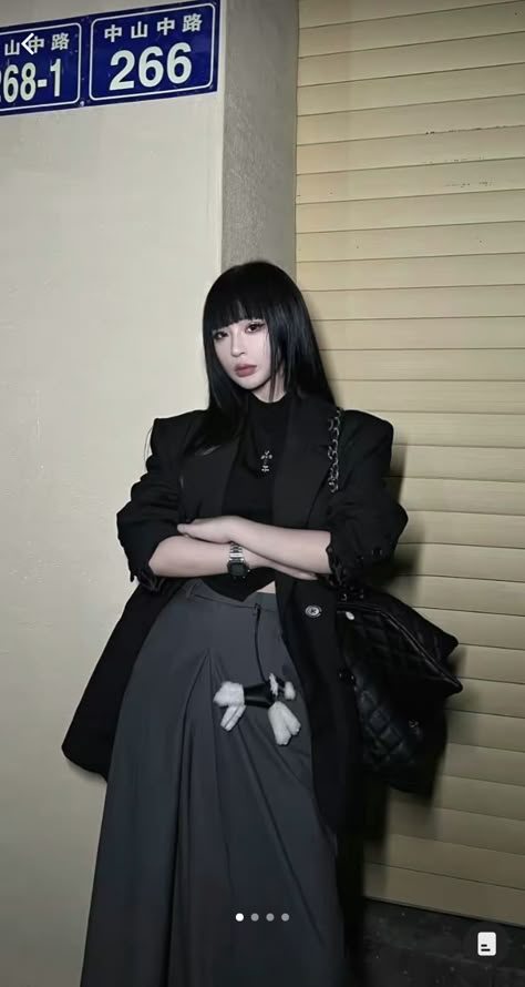 Minimal Goth Outfit, Aizawa Daughter, Goth Japanese Fashion, Corporate Emo, Japan Street Wear, Black Outfits Ideas, Minimalism Outfit, Asian Goth, Minimal Goth