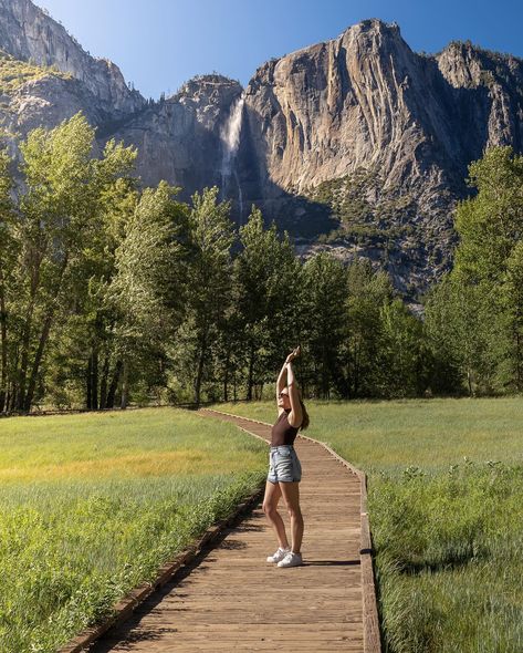 👉Read this before you visit Yosemite National Park and SAVE for later! 🏞️Yosemite is one of the most beautiful parks I’ve ever hiked and early summer is an ideal time to go to see the waterfalls flowing at their strongest. Here are some must-see views and hikes to put on your itinerary: 📸Yosemite Valley View - pic 1 🥾Hike the Mist Trail to Nevada Falls and Vernal Falls (6.4 miles) - pic 2 🥾Lower Yosemite Falls (1.2 miles) - pic 3 📸Sentinel and Cooks Meadow - pic 4, 6 📸Tunnel View - pic ... Yosemite Picture Ideas, Yosemite National Park Photography Ideas, Fall In Yosemite, Yosemeti National Park, Yosemite National Park Instagram Pictures, Posing Pictures, Hiking Picture Ideas, Hetch Hetchy Yosemite, Mist Trail Yosemite