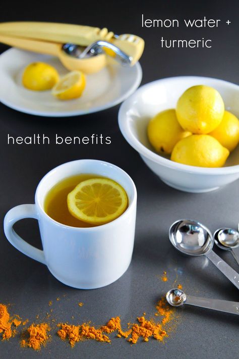 Add even more health benefits to your morning cup of warm lemon water by mixing in turmeric. Here's how to do it and why. Drinking Warm Lemon Water, Turmeric Drink, Turmeric Water, Lemon Health Benefits, Turmeric Health, Warm Lemon Water, Breakfast Low Carb, Turmeric Health Benefits, Lemon Benefits